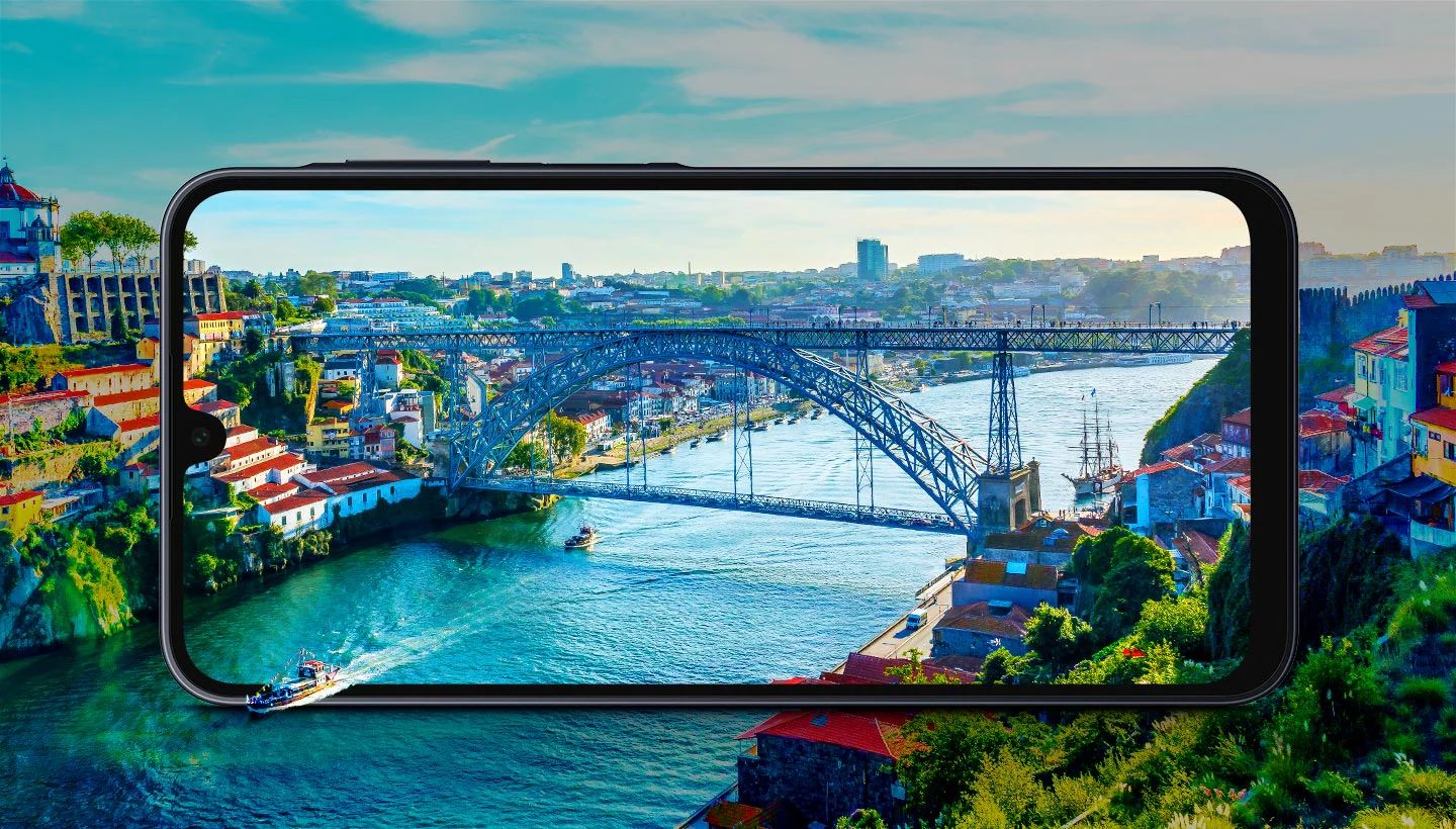  6,7 inç ekranda renkler ve detaylar hiç olmadığı kadar canlı  Galaxy A16'nın 6,7 inç ekranı, daha fazla eğlence için alan tanıyor. FHD+ Super AMOLED ekranın canlı renkleri ve gerçeğe yakın detaylarıyla en sevdiğiniz içerikler şimdi çok daha sürükleyici.