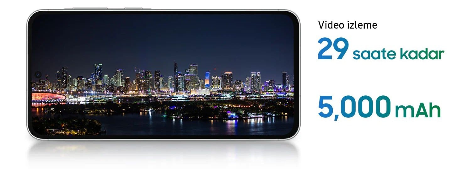  Tüm gün içerik izlemeniz için uzun pil ömrü  Uzun ömürlü 5.000 mAh (normal) pil sayesinde Galaxy A56 5G cihazınızı tekrar şarj etmeden 29 saate kadar film izleyebilirsiniz.