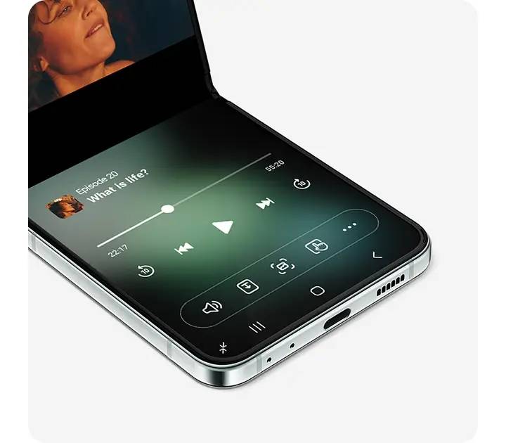 Galaxy Z Flip5: Yepyeni ve Esnek Mode Paneli  Esnek Modu kullanma biçiminizi bir üst seviyeye taşıyan yepyeni Mode Paneli, parmaklarınızın ucunda daha fazla kontrol sunar. Tek bir düğme dokunuşuyla paneli gizleyin veya genişletin. İsterseniz dokunmatik yüzey ve imleç de kullanabilirsiniz. Gelişmiş geri oynatma kontrol paneli sayesinde müziklerde ve medya içeriklerinde gezinmek daha kolay ve anlaşılır hale gelir.
