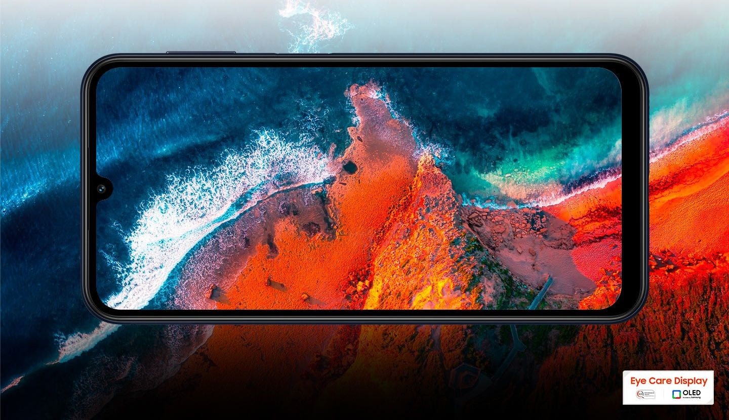Göz yormayan net görüntüler. 6,5 inç FHD+ Süper AMOLED 120 Hz Ekran  Gözle görülür detaylar. 6,5 inç FHD+ Super AMOLED 120 Hz ekran, Vision Booster sayesinde parlak güneş ışığı altında bile detayları görmenizi sağlayarak içeriklerinizi 1.000 nit parlaklık ile oldukça net görüntüler. Mavi ışık koruması özelliğiyle de en sevdiğiniz dizileri arka arkaya rahatça izleyebilirsiniz.