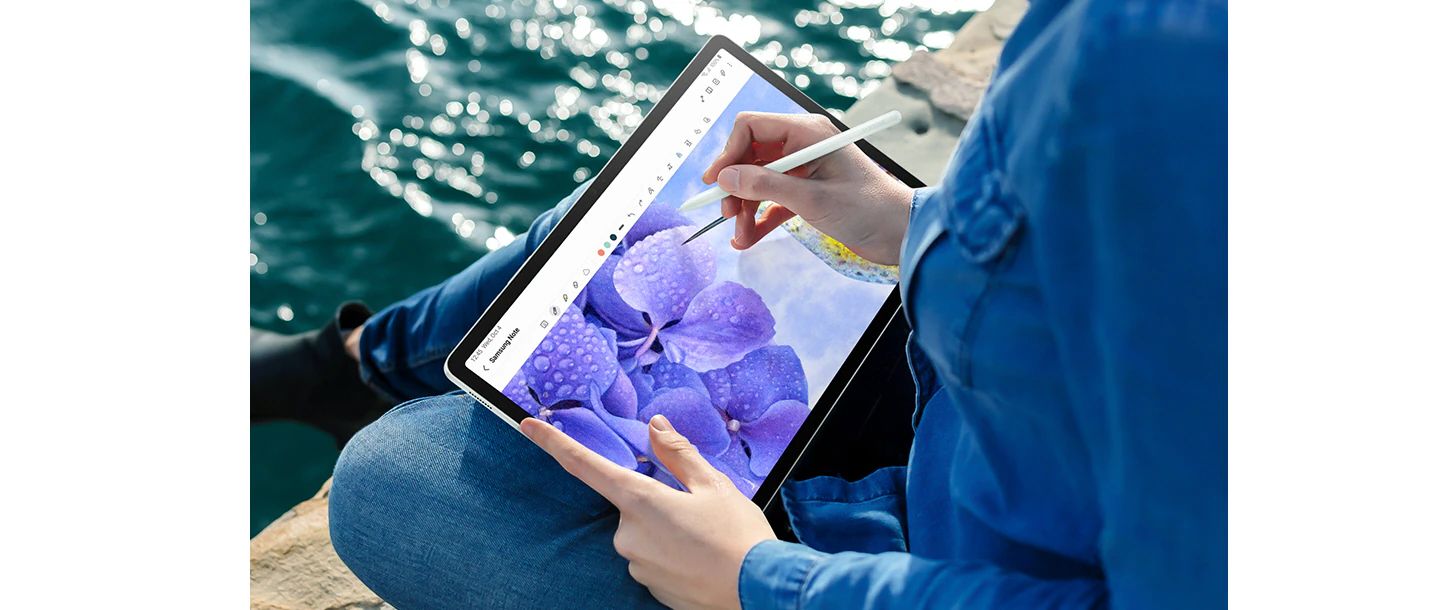  Su ve toza dayanıklı Galaxy S FE tablet  En zorlu günlerinizde bile sağlam ve dayanıklı Tab ile S Pen yanınızda. Kusursuz tablet tasarımı, güçlü bir metal çerçeve ile çevrelenmiştir ve bugüne kadarki ilk su ve toza dayanıklı Galaxy S FE tablet ile S Pen’in dayanıklılığı IP68 derecelendirmesi ile belgelenmiştir.