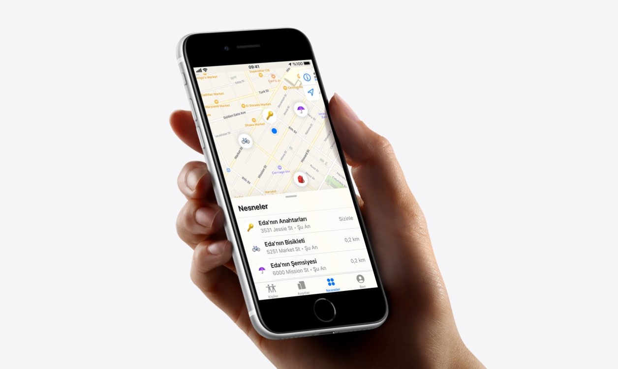 AirTag ile eşyalarınızı bulmak inanılmaz kolay hale geliyor. Birini anahtarlarınıza takın, diğerini sırt çantanıza atın. Ve Bul uygulamasıyla eşyalarınızın nerede olduğunu görün. Bu kadar basit. Üstelik Bul uygulaması sayesinde Apple aygıtlarınızı da takip edebiliyor, ailenizin ve arkadaşlarınızın nerede olduklarından haberdar olabiliyorsunuz.
