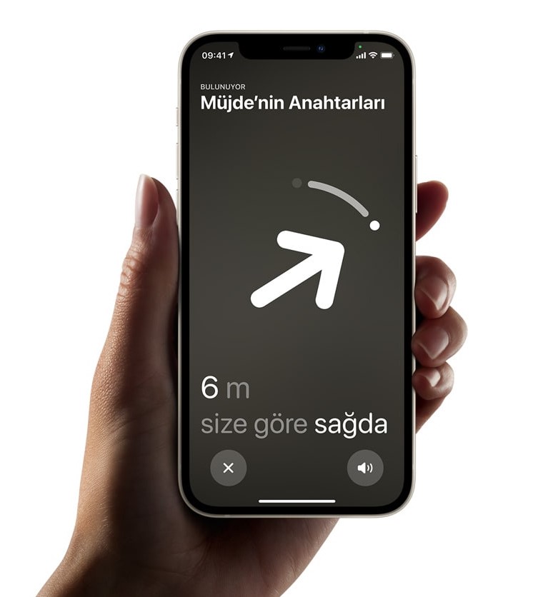 Soğuk. Sıcak. Daha sıcak. Çok sıcak. AirTag’iniz yakındaysa iPhone’unuz Tam Konum Bulma özelliği ile sizi doğrudan ona yönlendirebiliyor.1 Ultra Geniş Bant teknolojisi sayesinde AirTag ile aranızdaki mesafeyi ve hangi yöne gitmeniz gerektiğini görebiliyorsunuz.  Tam Konum Bulma özelliği aşağıdaki aygıtlarla uyumludur: iPhone 11 iPhone 11 Pro ve iPhone 11 Pro Max iPhone 12 ve iPhone 12 mini iPhone 12 Pro ve iPhone 12 Pro Max iPhone 13 ve iPhone 13 mini iPhone 13 Pro ve iPhone 13 Pro Max