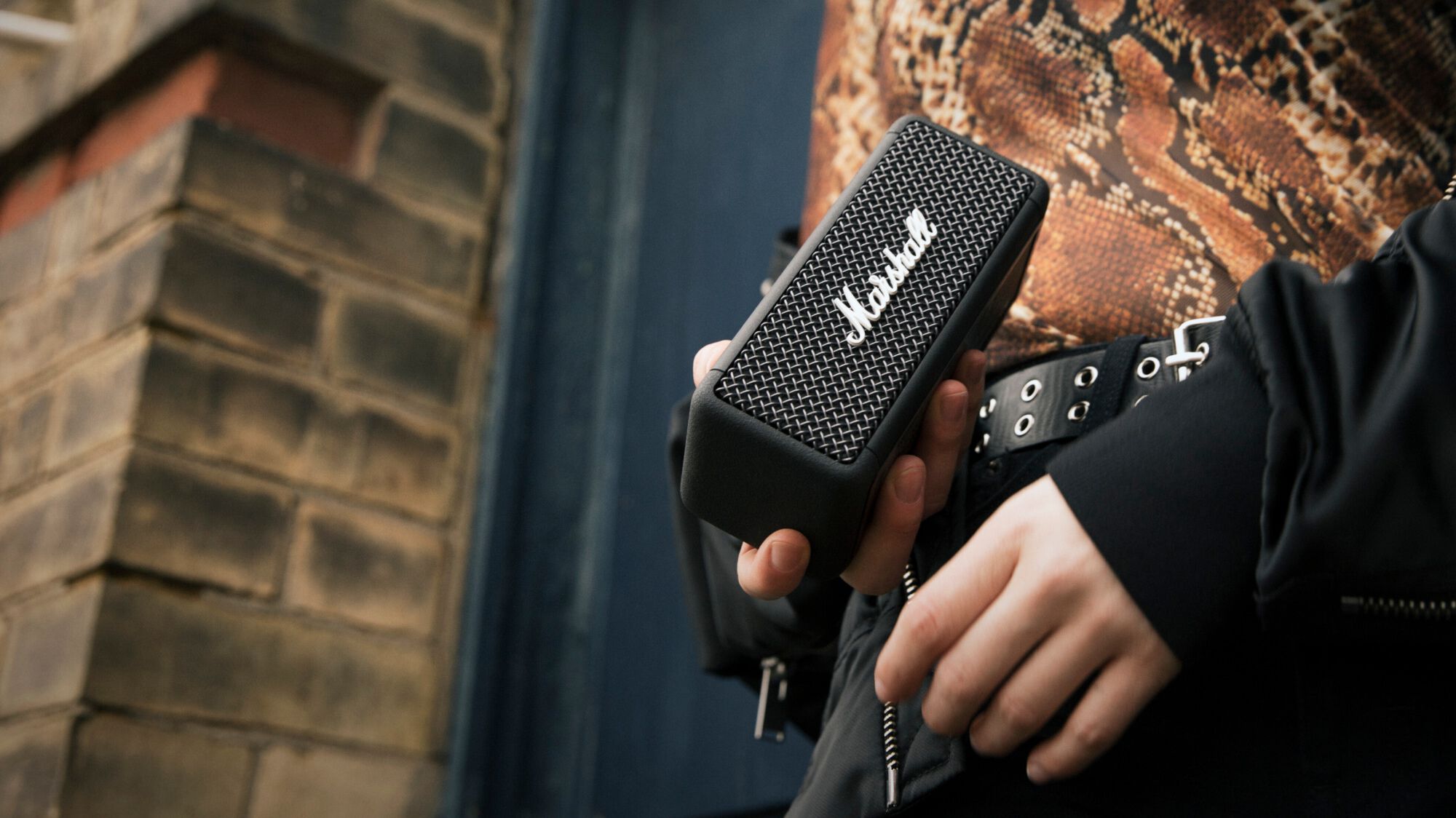 Marshall Emberton Taşınabilir Bluetooth Hoparlör, yalnızca Marshall'ın sunabileceği yüksek ve canlı sese sahip kompakt, su geçirmez, taşınabilir bir hoparlördür. Emberton, Marshall'ın benzersiz bir çok yönlü ses biçimi olan True Stereophonic sistemi ile 360° sesi deneyimleyin. 20 saate kadar oynatma süresiyle, Marshall'ın üstün sesinin keyfini saatlerce çıkarabilirsiniz.