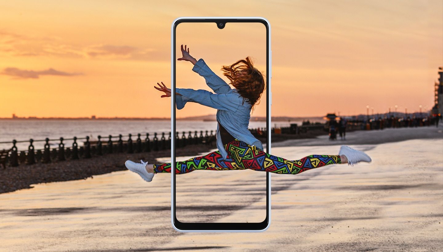 Muhteşem ekran ile nefes kesen canlı renkler Galaxy A33 5G’nin 6.4 inç Sonsuz-U Ekranı ile görüşünüzü genişletin ve daha önce göremediğini şeyleri görün. FHD+ Süper AMOLED ekran ile ışığın en parlak olduğu dış mekanlarda bile sevdiğiniz her şeyin keyfini canlı yüksek çözünürlük ve gerçek hayattakine benzer renklerle yaşayın.