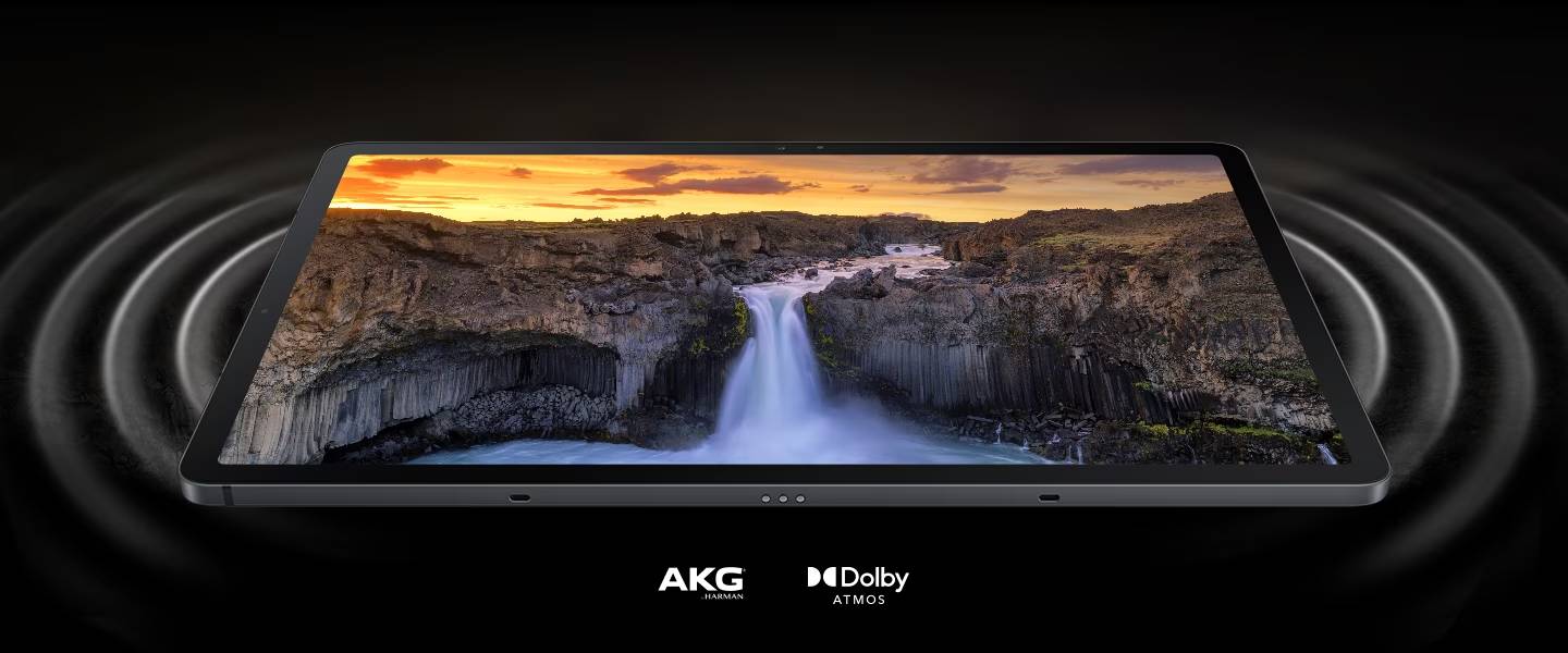  Sinematik ses ve görüntünün keyfini çıkarın  Galaxy Tab S7 FE'nin 12,4 inç ekranındaki canlı renklerin keyfini yaşayın. Capcanlı görüntüler sunan bu ekran ile ayrıntıları daha net bir şekilde görebilir ve inanılmaz AKG sesleri ile daha zengin bir sinema deneyimi yaşayabilirsiniz. İkili hoparlör ve Dolby Atmos, etrafınızı saran çevresel bir ses yaratarak sizi ekrandaki sahnenin ortasına götürür.