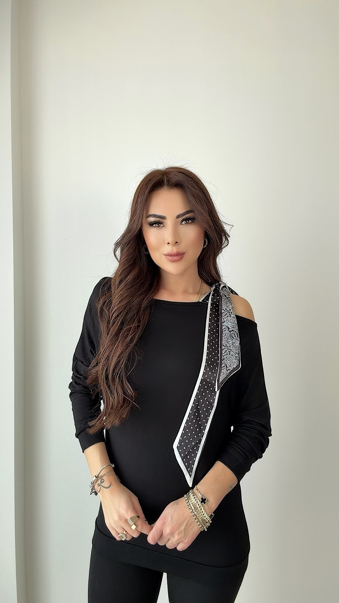  Deci Kadın Fular Detaylı Kayık Yaka Siyah  Bluz 