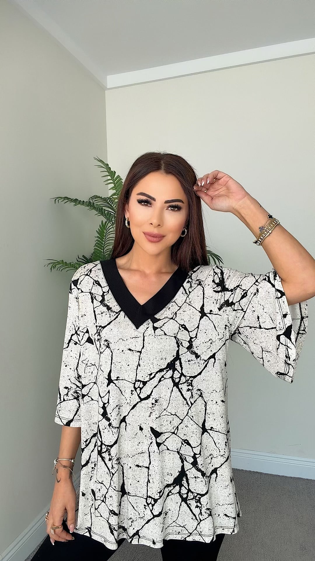Flavia Kadın V Yaka Mermer Desenli Bluz