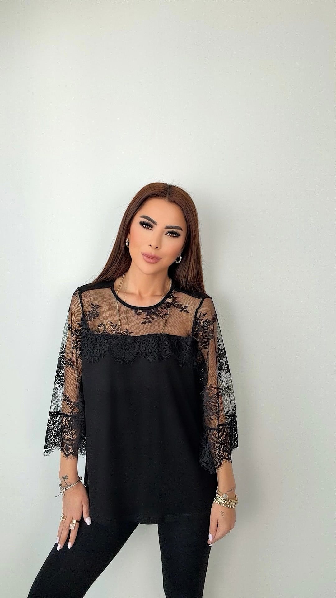 Gince Kadın Yaka ve Kol Tül Detaylı Siyah Bluz