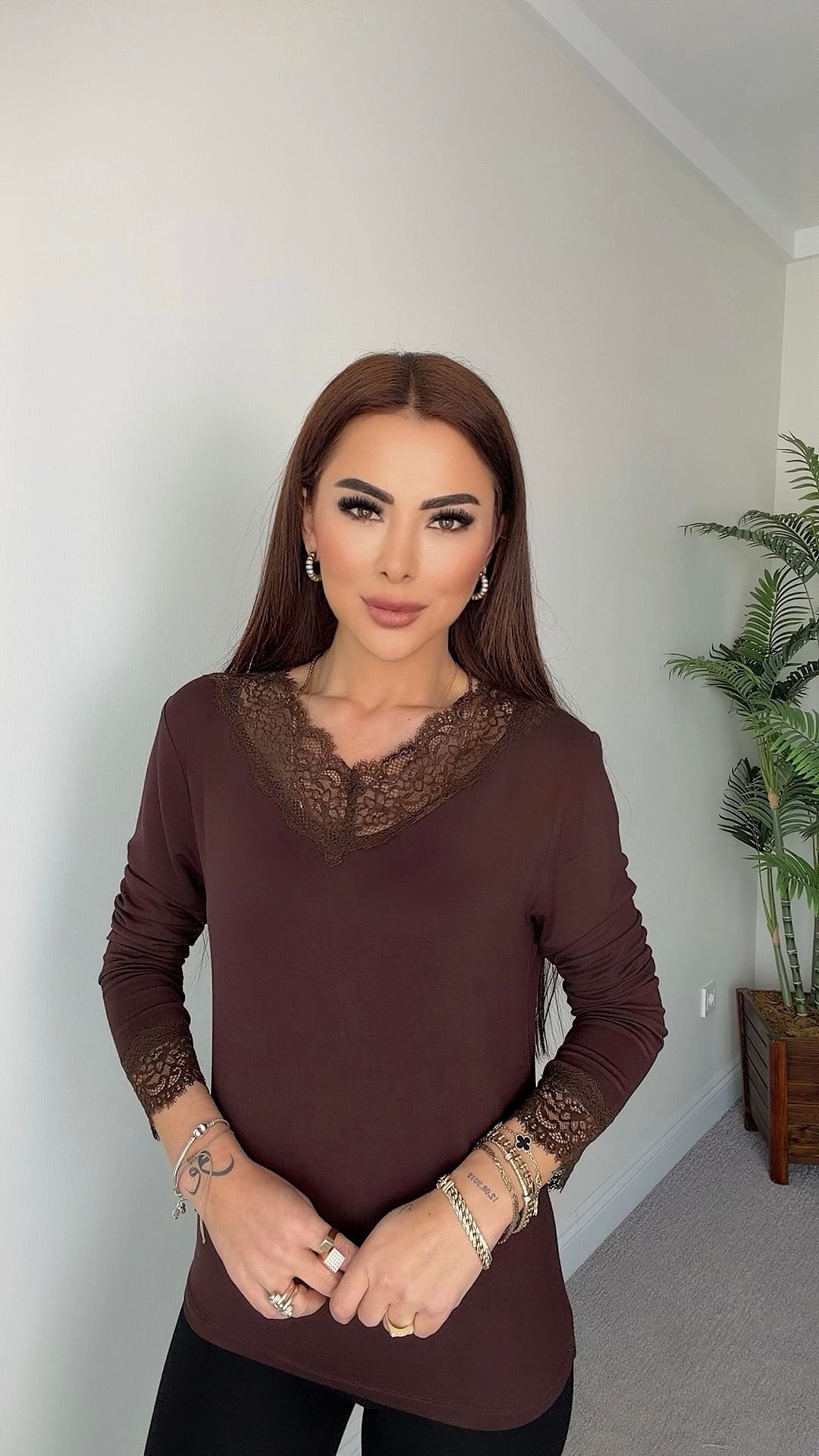Lumsi Kadın Yaka ve Kol Dantel Detaylı Acı Kahve Bluz