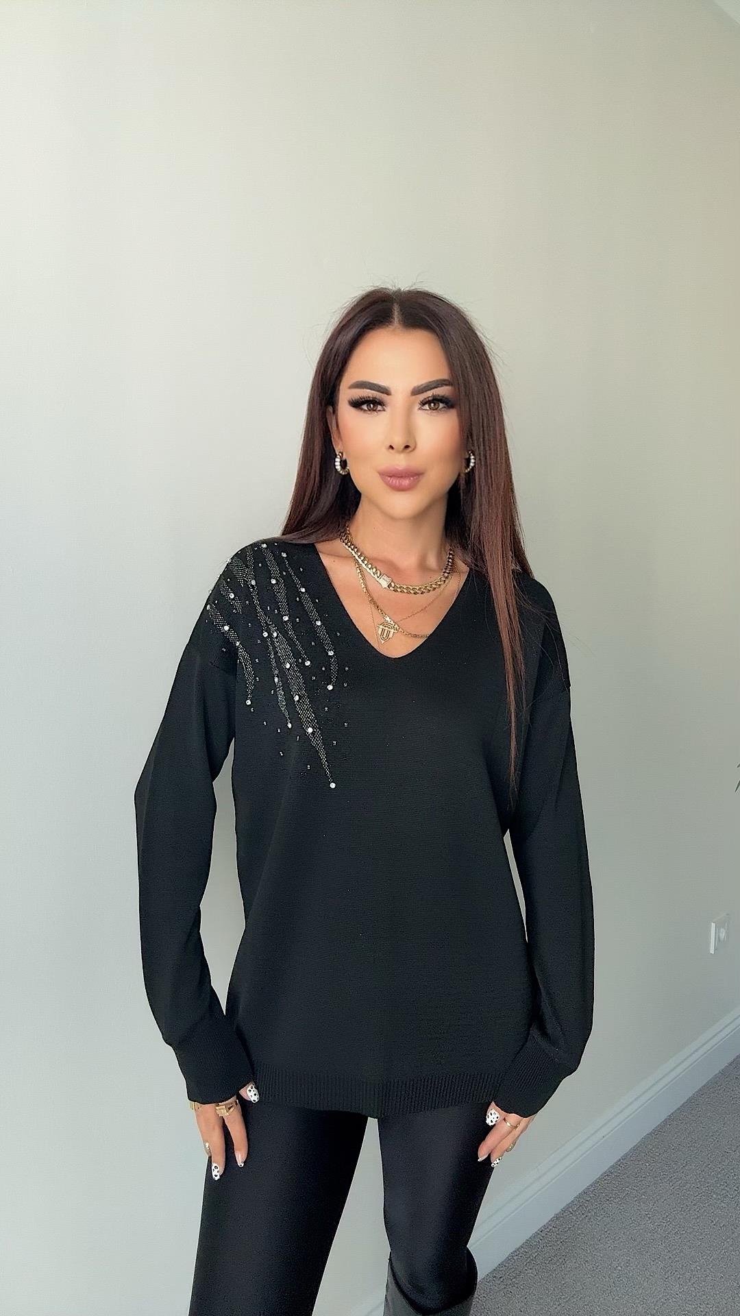 Mara Kadın V Yaka Taş Detaylı Siyah Triko Bluz