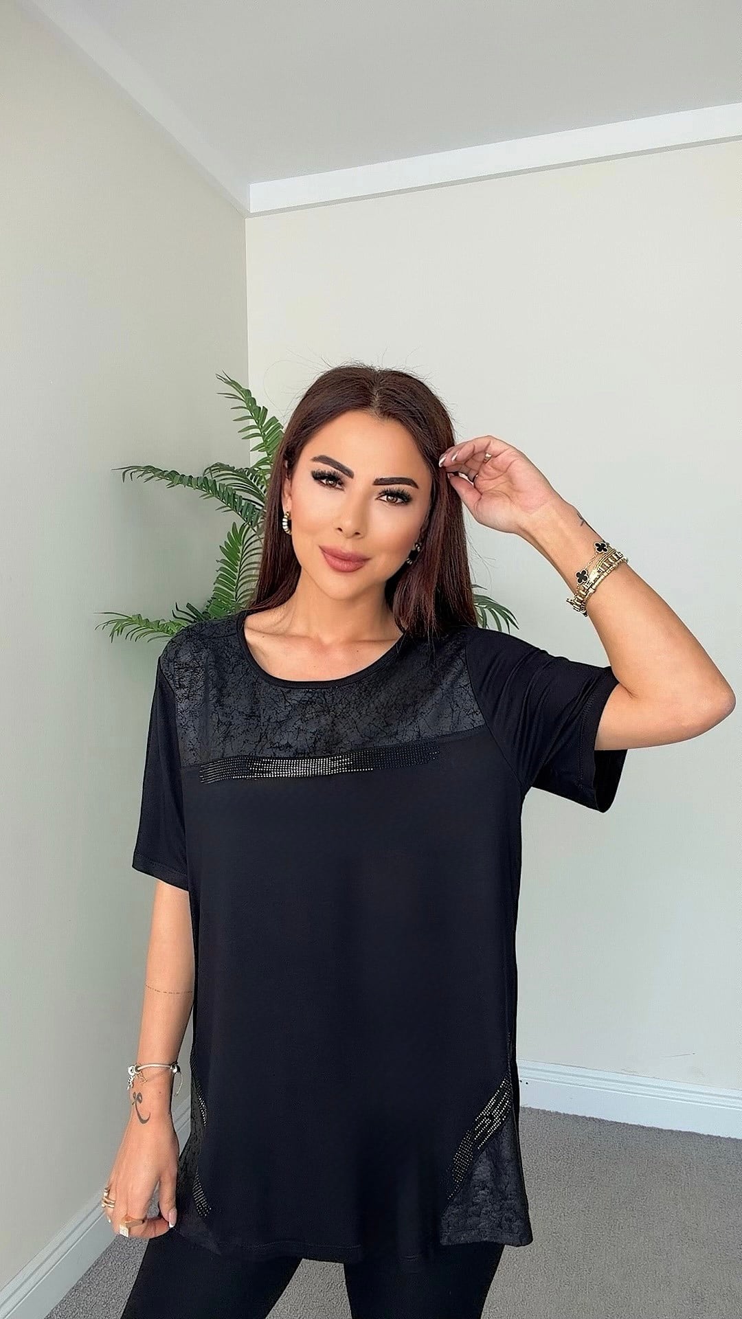 Roza Kadın Taş ve Deri Detaylı Siyah Bluz