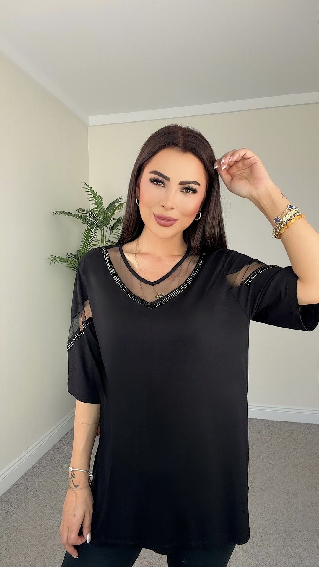 Timbe Kadın Yaka ve Kol Tül Detaylı Siyah Bluz