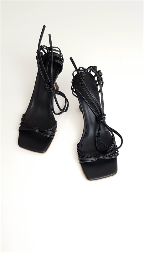Caprise ince bantlı topuklu sandalet siyah