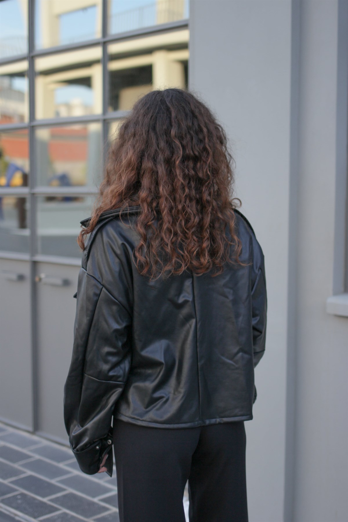 Kadın Geniş Yakalı Kemer Detaylı Oversize Deri Ceket-Siyah - Valeria Vilson