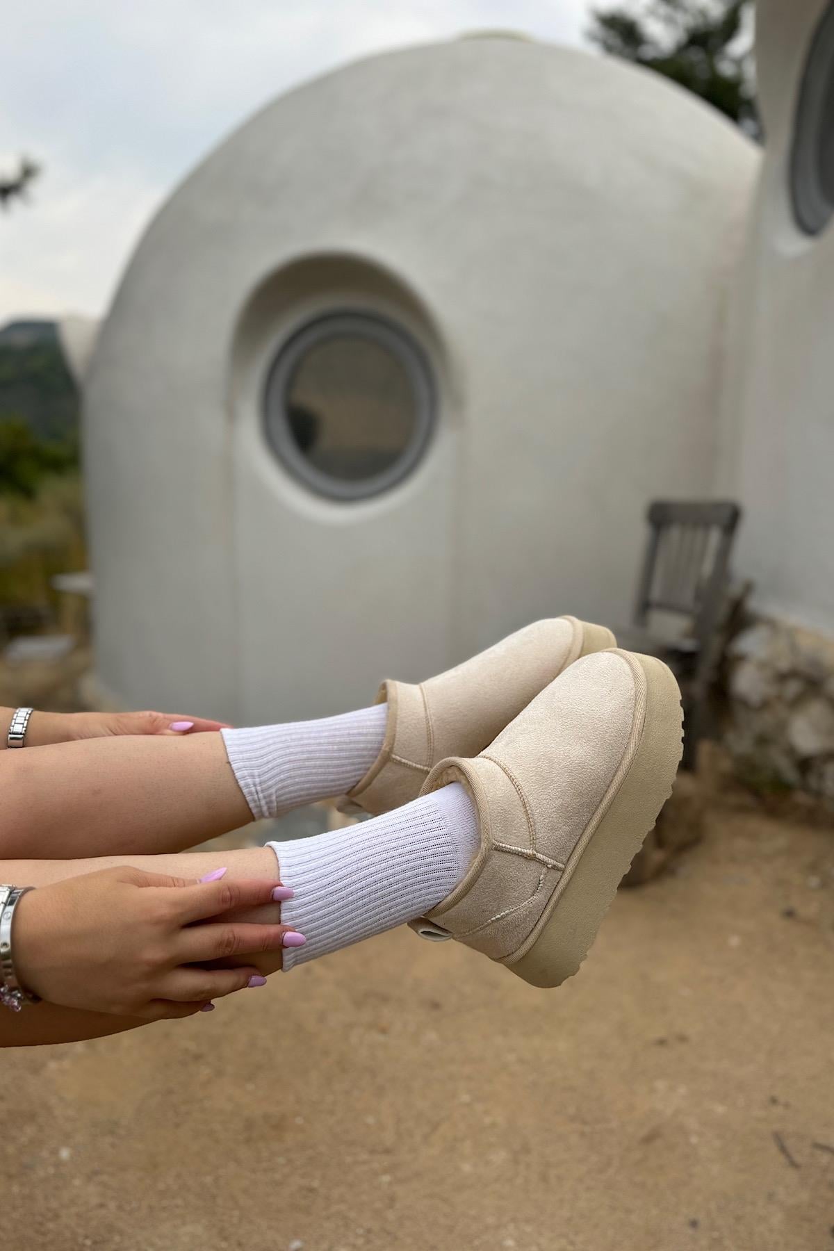 Abril Bej Süet Kalın Tabanlı İçi Kürk Detaylı Kadın Bot