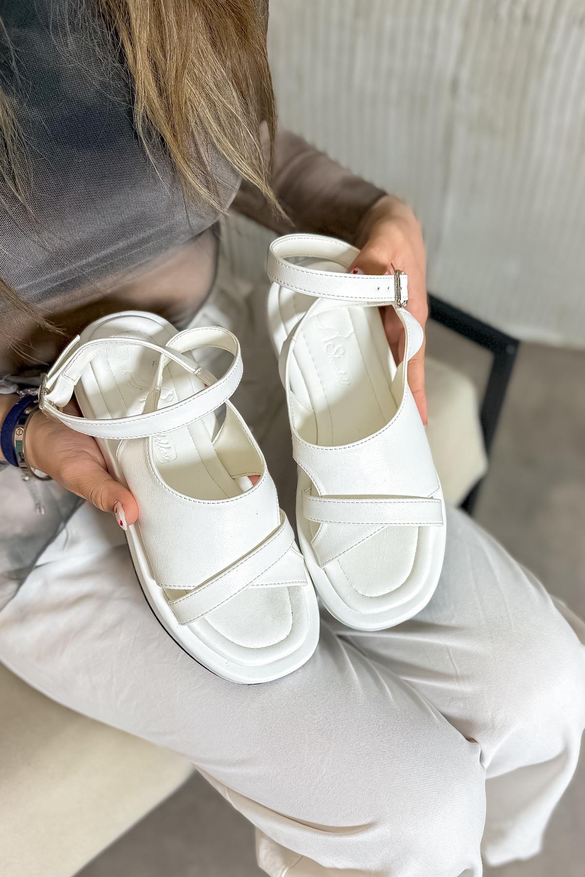 Belax Beyaz Biyeli Kadın Sandalet