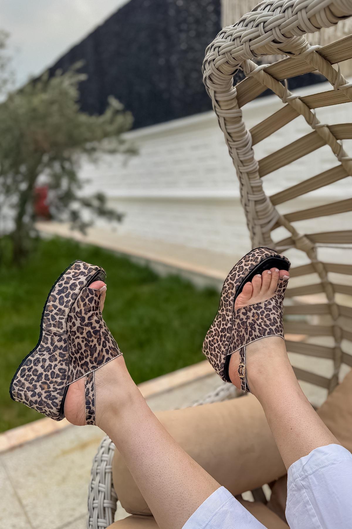 Esar Leopar Parmak Arası Gold Toka Detaylı Kadın Sandalet
