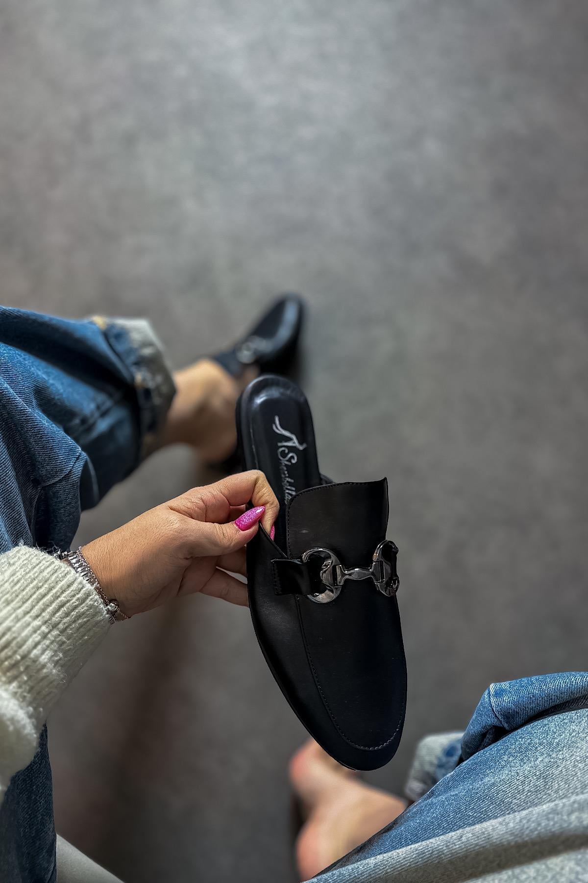 Estelya Siyah Deri Tokalı Kadın Terlik