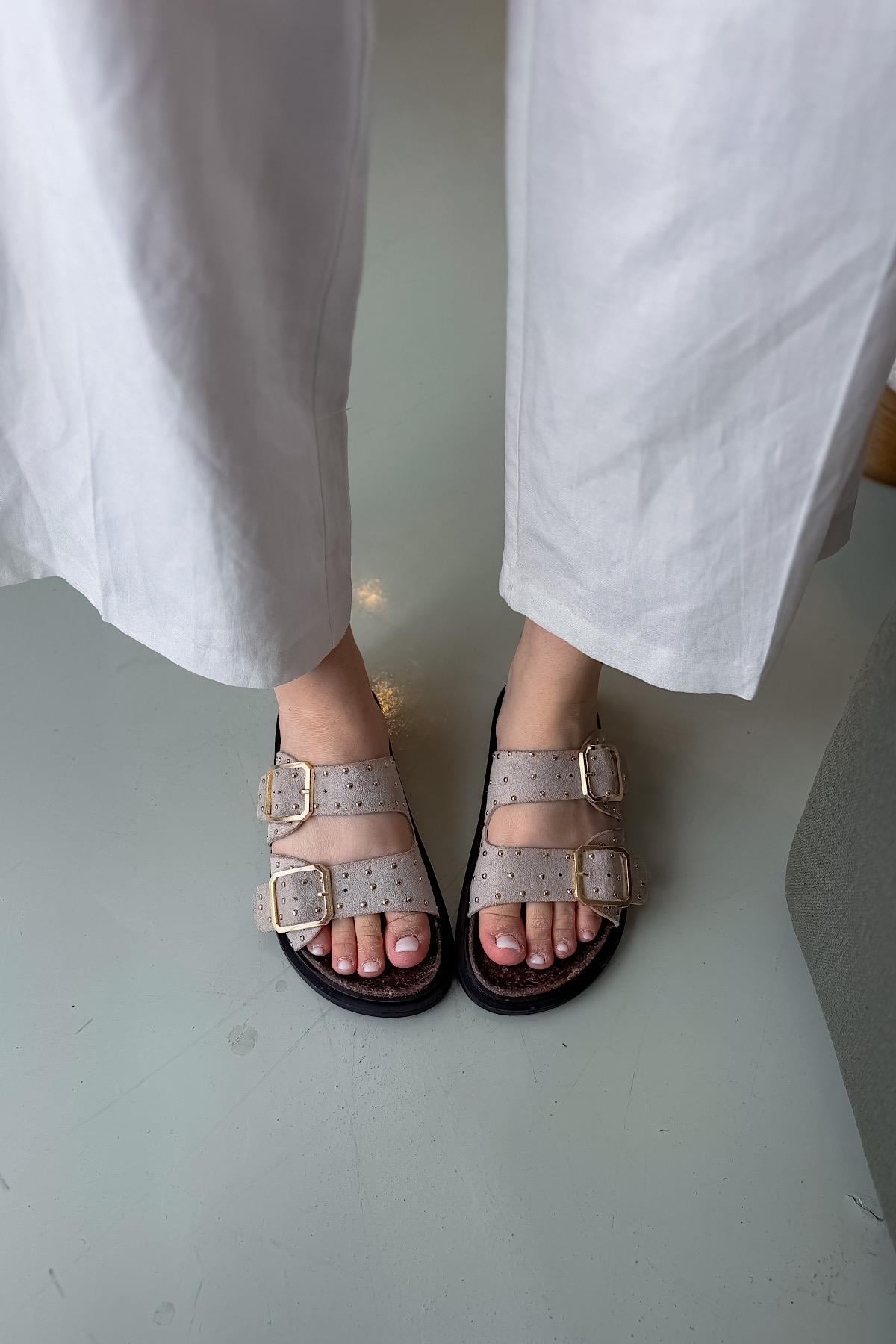 Gale Bej Süet Çift Tokalı Pim Detaylı Kadın Topuklu Terlik