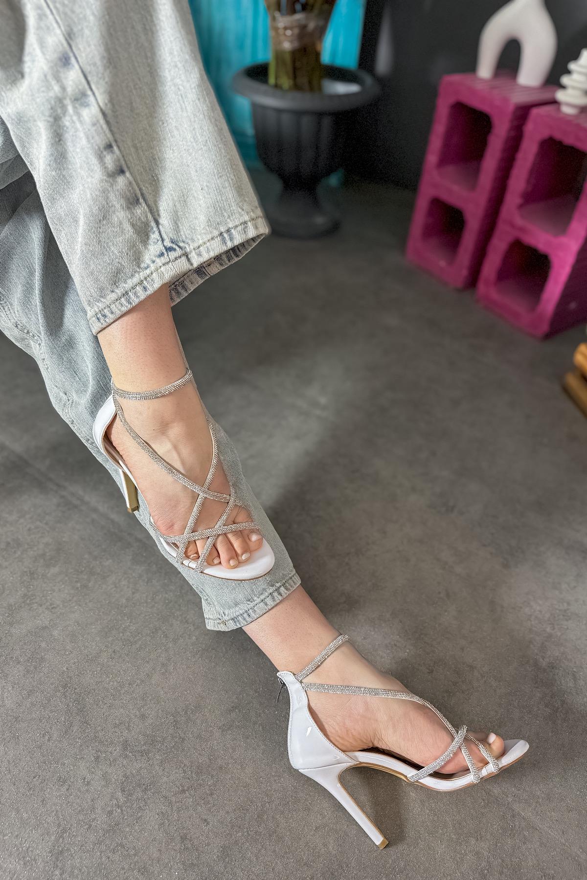 Jui Beyaz Biyeli Taşlı Kadın Topuklu Ayakkabı