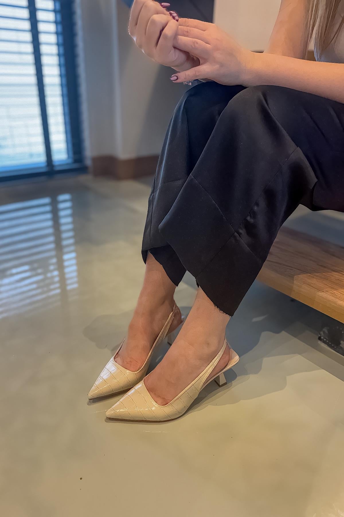 Kaçes Bej Kroko Desenli Kadın Topuklu Ayakkabı