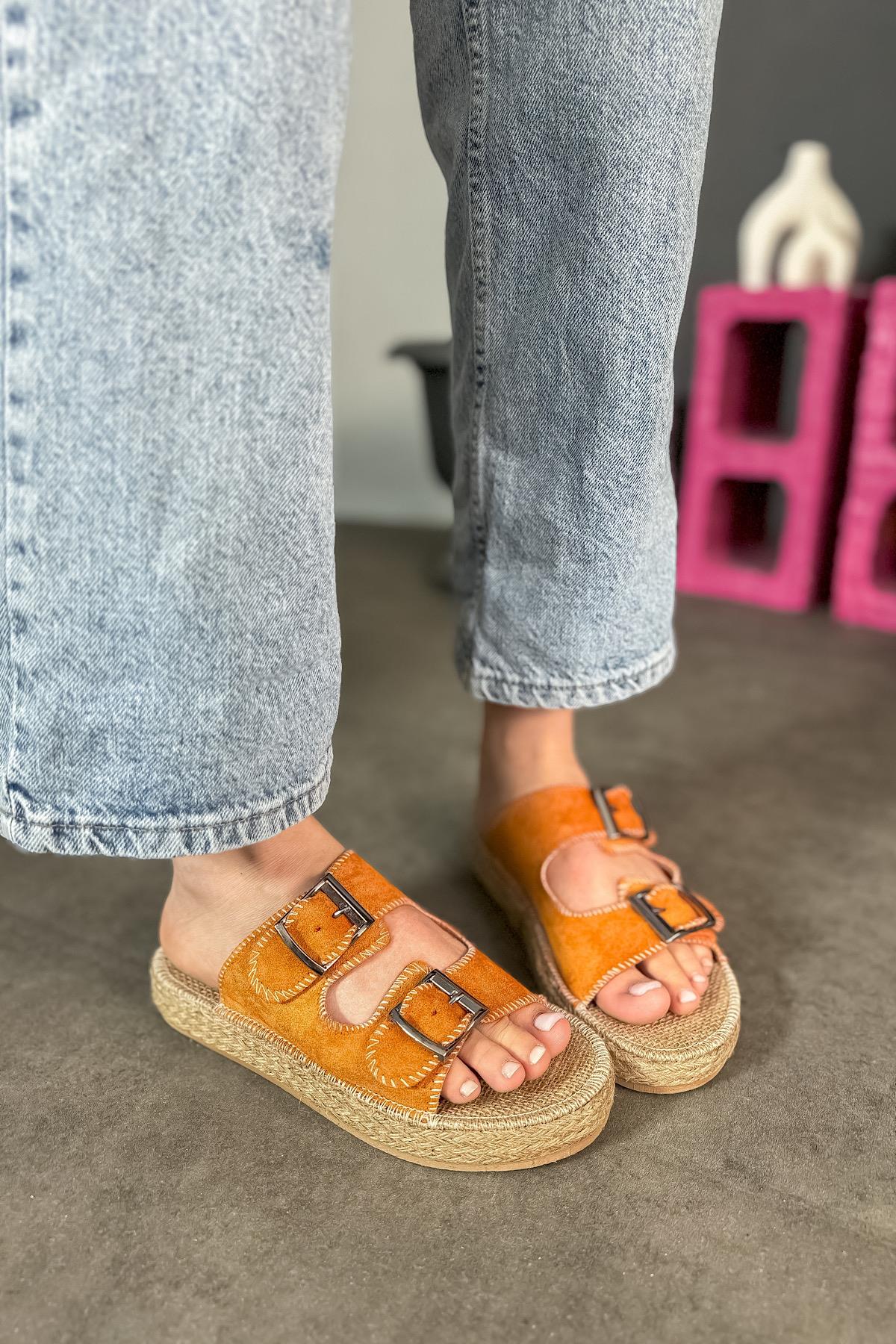 Luster Turuncu Süet Çift Toka Detaylı Kadın Terlik