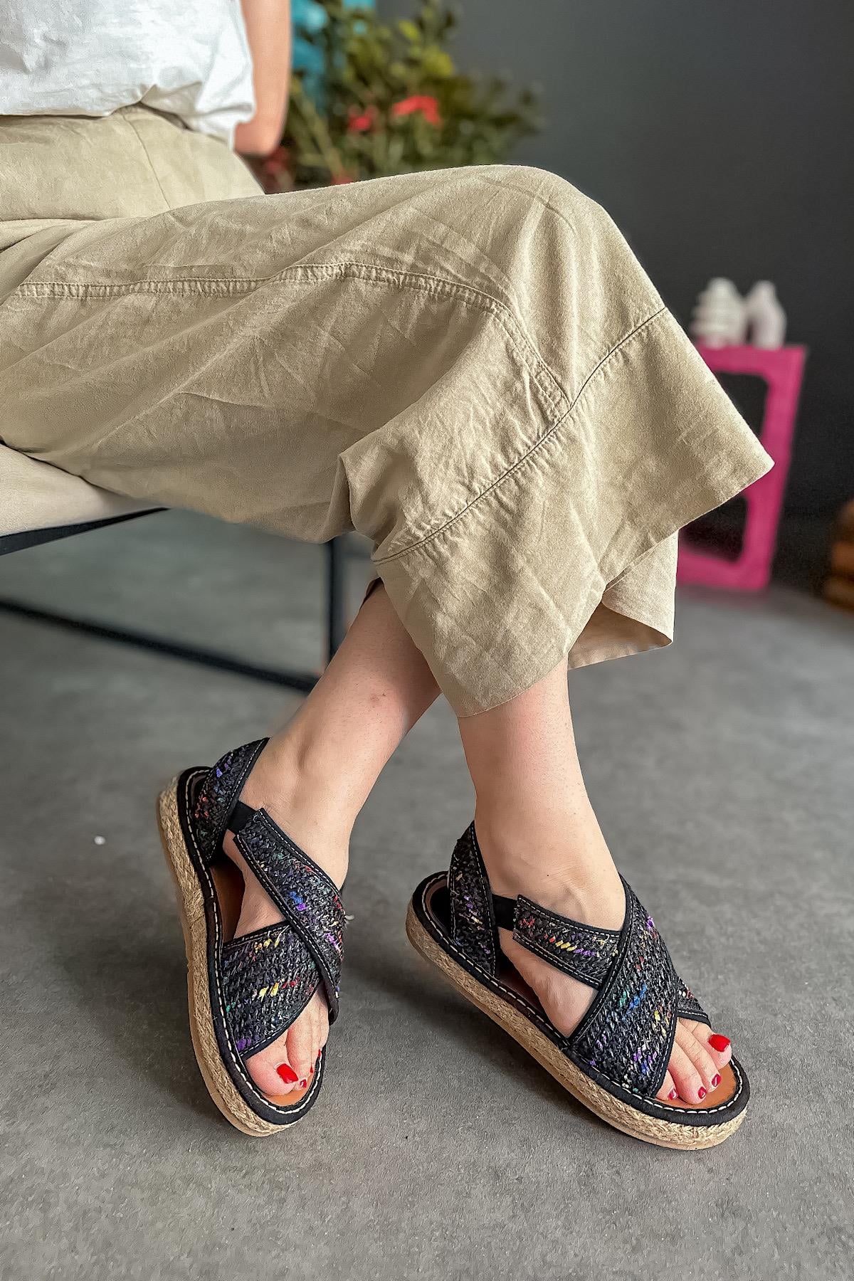 Mels Siyah Hasır Çaprak Biyeli Kadın Sandalet