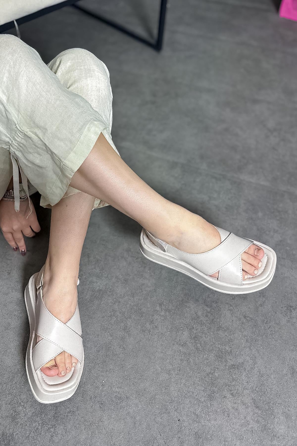 Pami Bej Çapraz Detaylı Kadın Sandalet