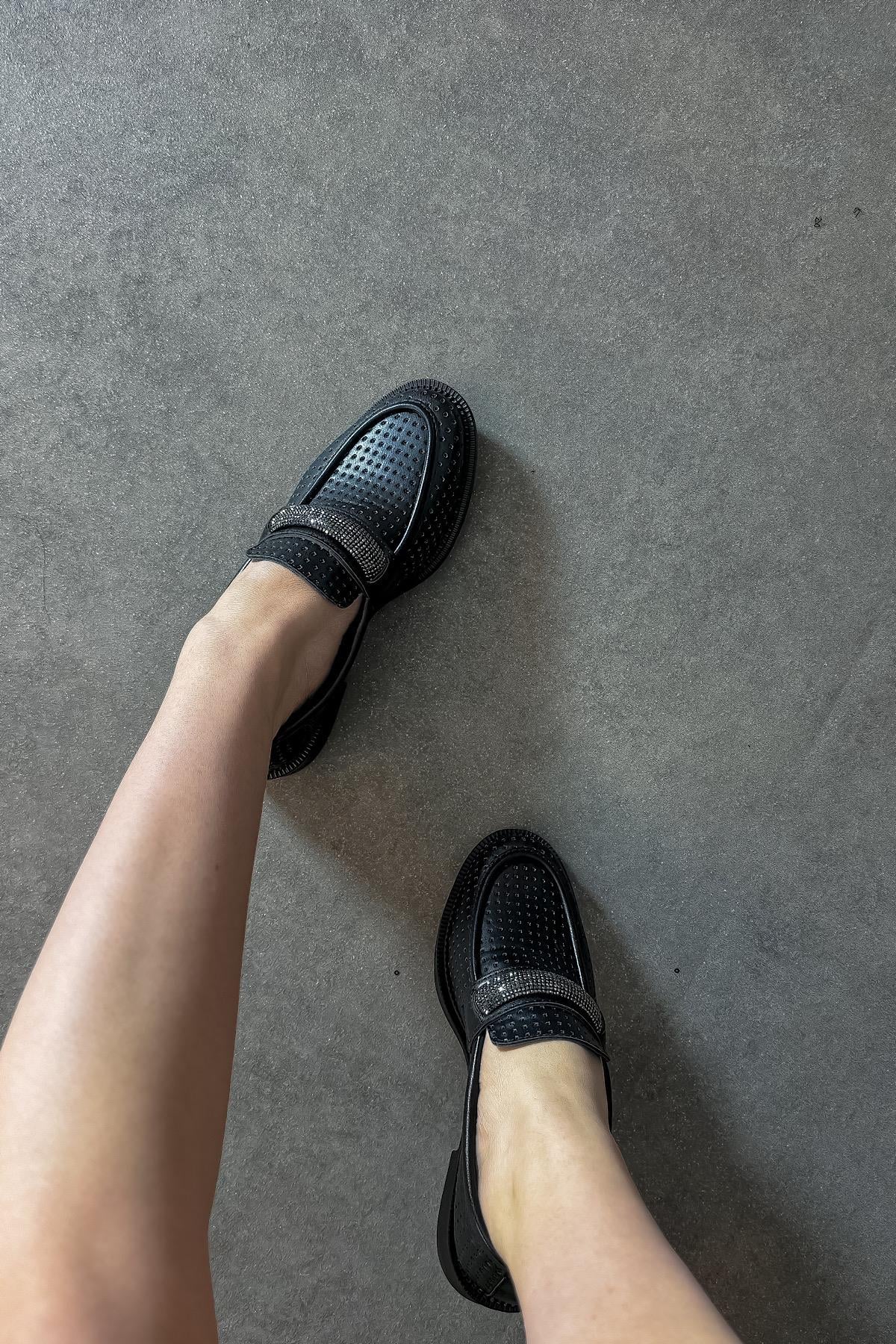 Pensa Sıyah Cılt Delık Detaylı Taşlı Kadın Loafer Ayakkabı
