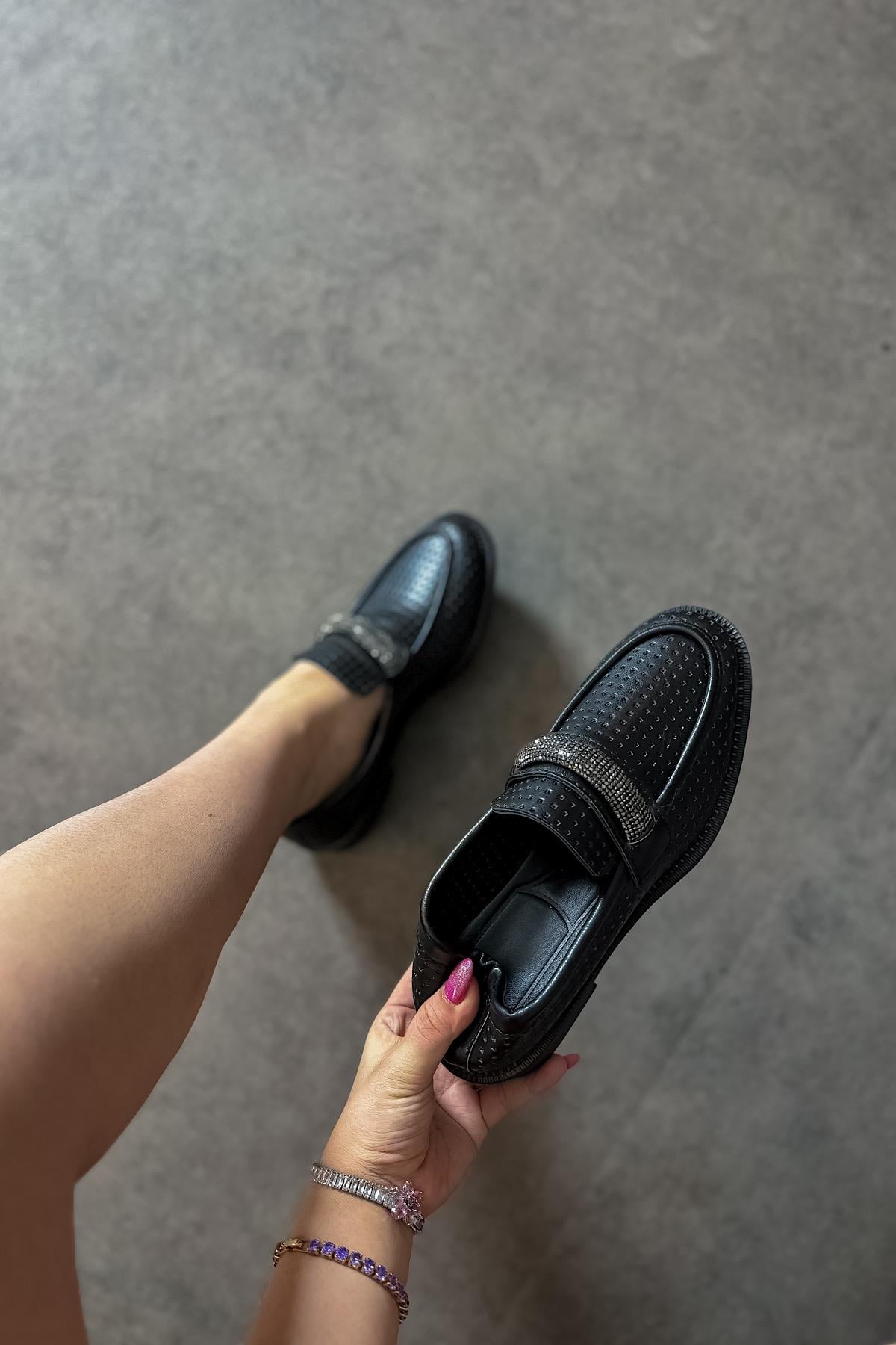 Pensa Sıyah Cılt Delık Detaylı Taşlı Kadın Loafer Ayakkabı