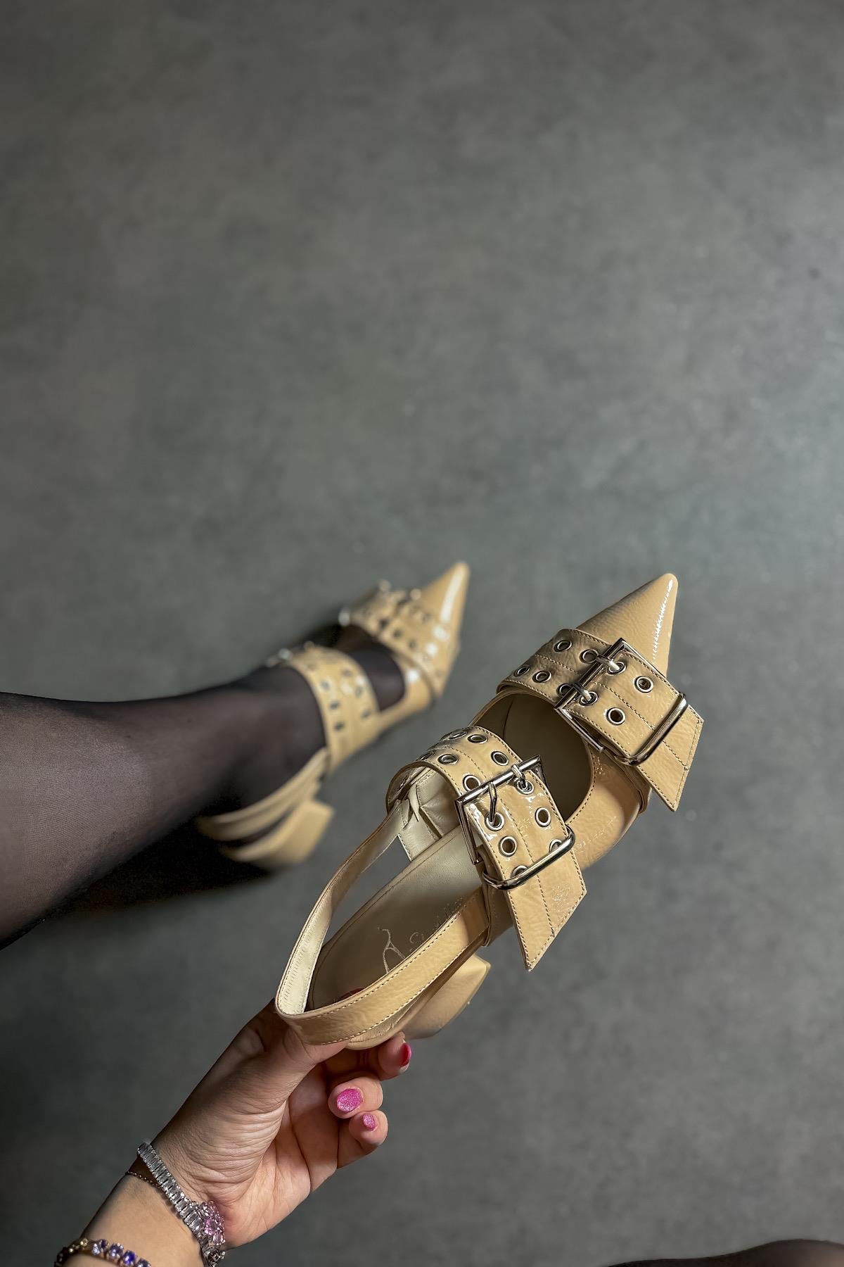 Platte Bej Rugan Çift Toka Pimli Kadın Topuklu Ayakkabı