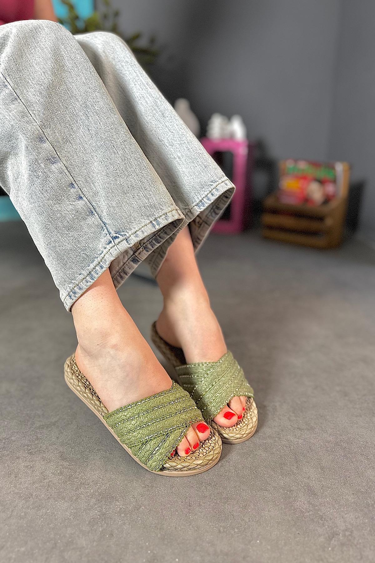 Riri Yeşil Çapraz Taş Detaylı Hasır Kadın Terlik