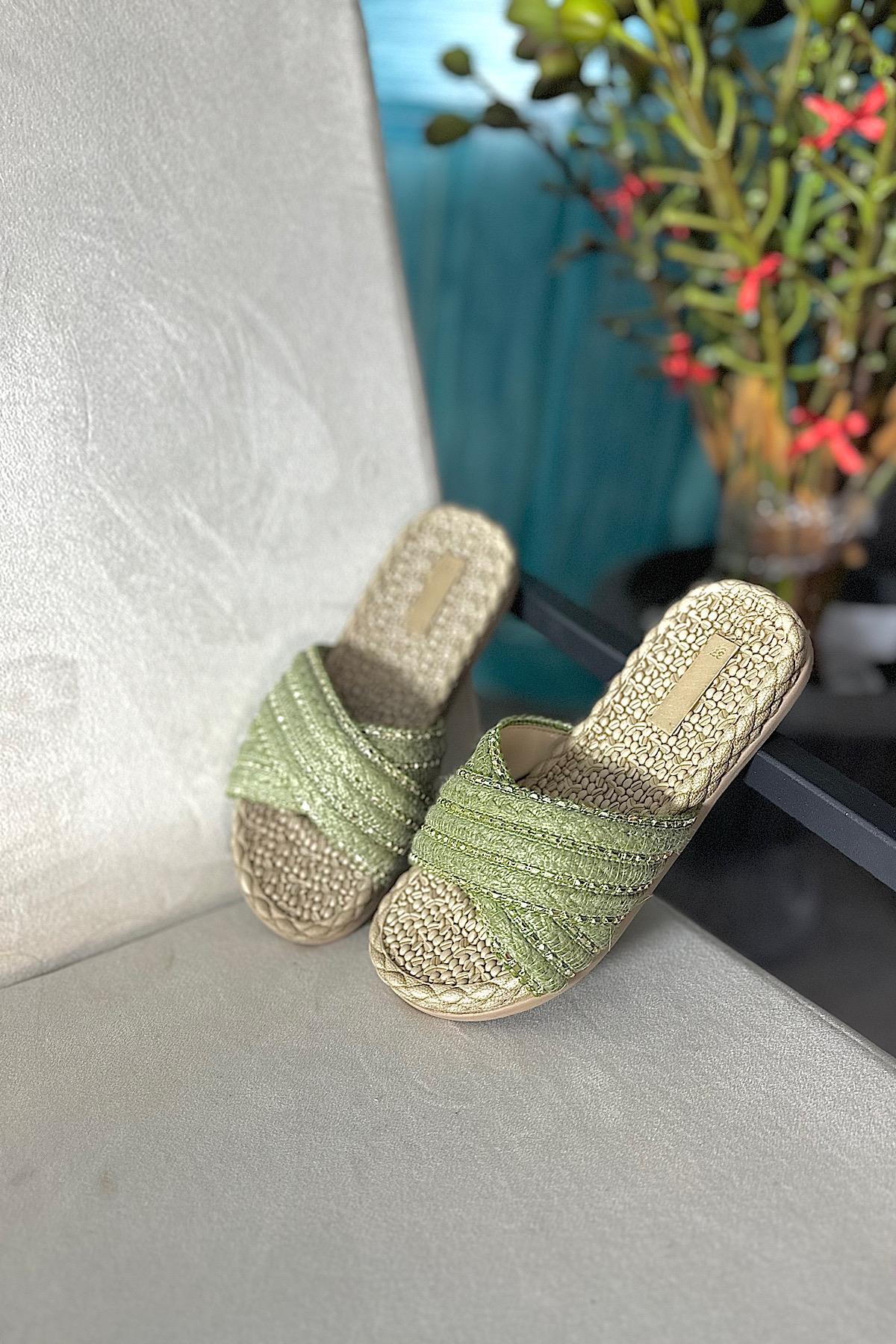 Riri Yeşil Çapraz Taş Detaylı Hasır Kadın Terlik