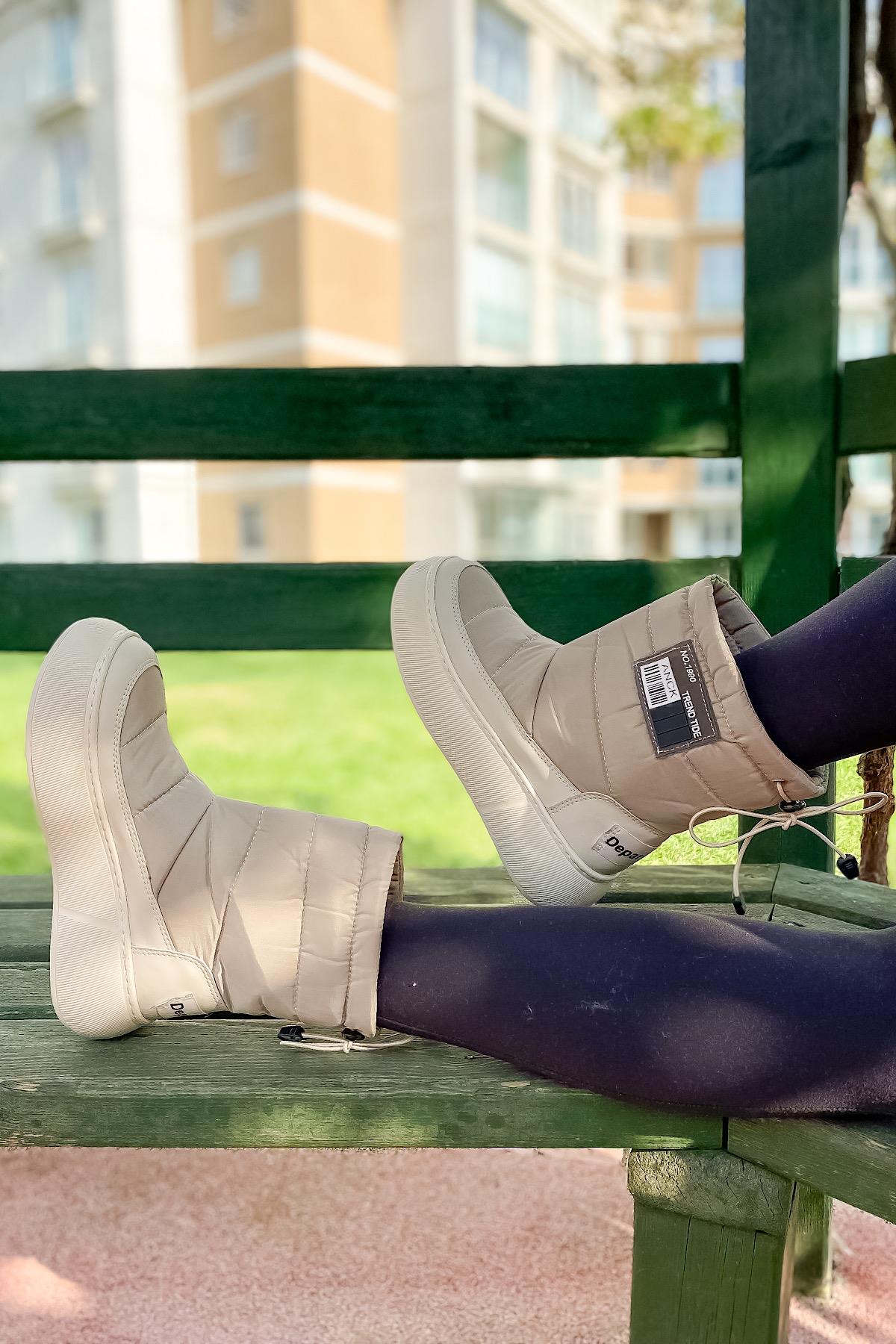 Soley Bej Paraşüt Etiket Detaylı Kadın Bot