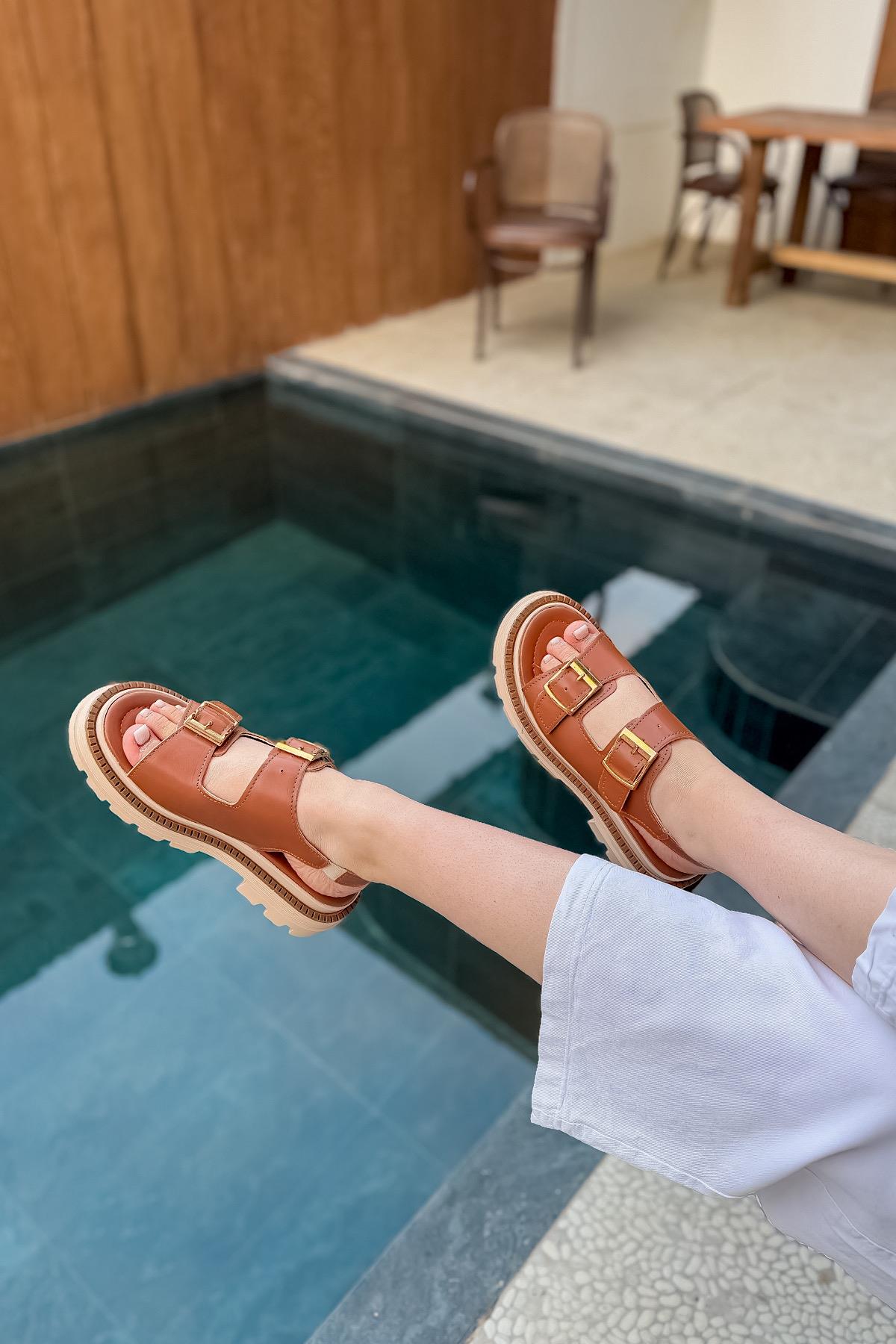 Sury Taba Cilt Çift Tokalı Kadın Sandalet