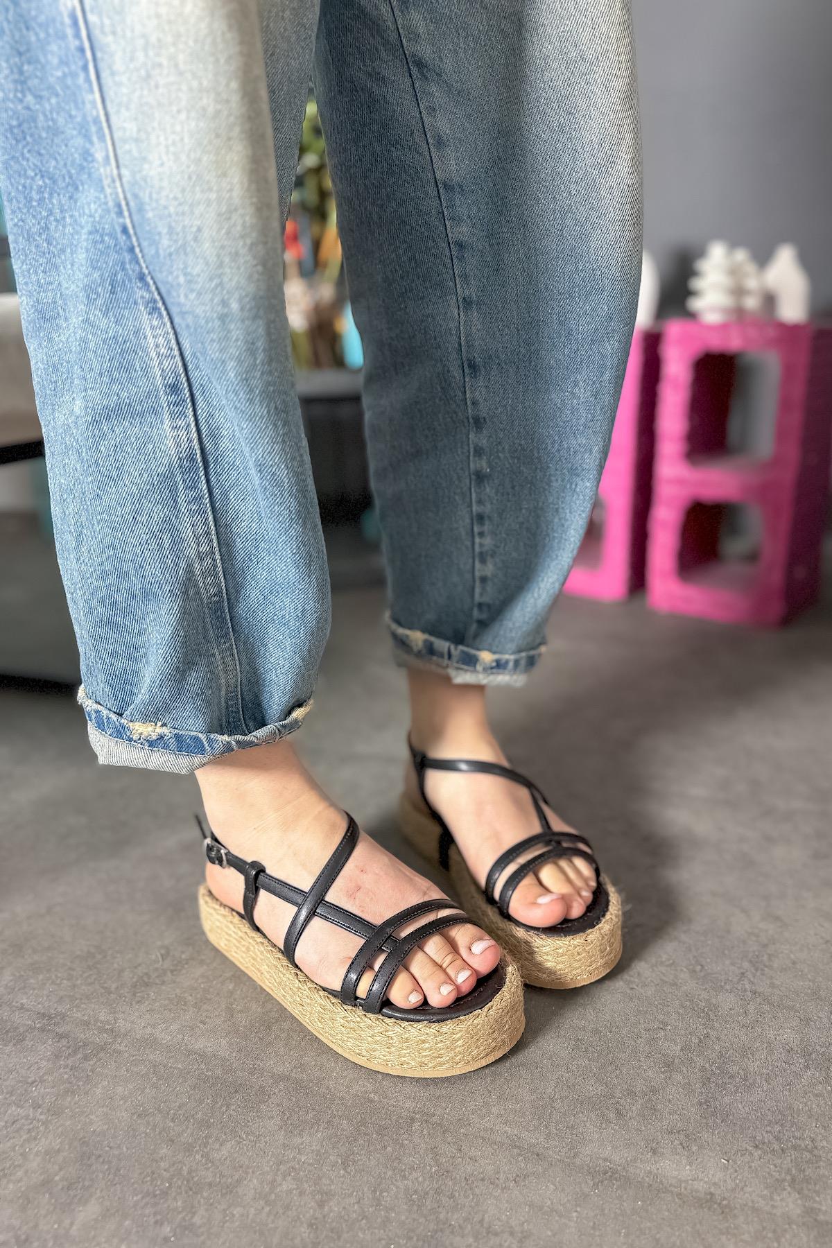 Tays Siyah Hasır İki Biyeli Kadın Sandalet