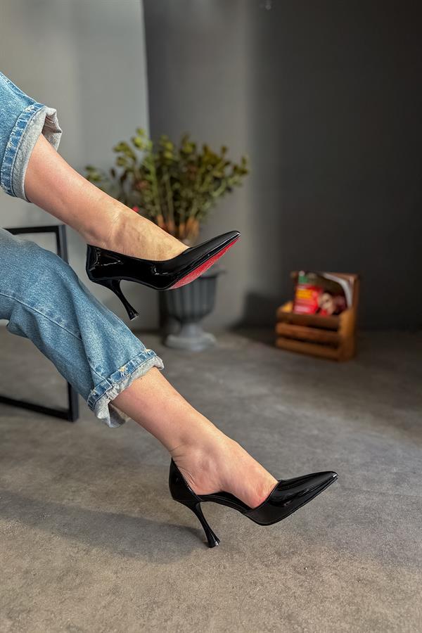 Alte Siyah Rugan Topuklu Kadın Ayakkabı