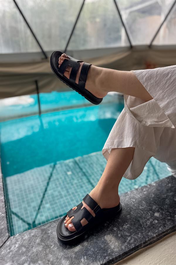 Arthur Siyah Cilt Cırt Detaylı Kadın Terlik