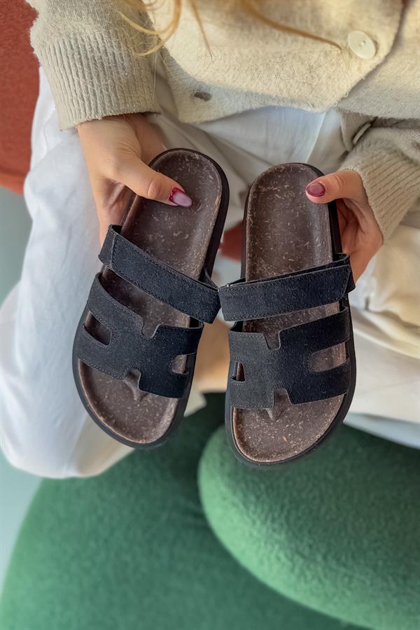 Arthur Siyah Cırt Detaylı Kadın Terlik