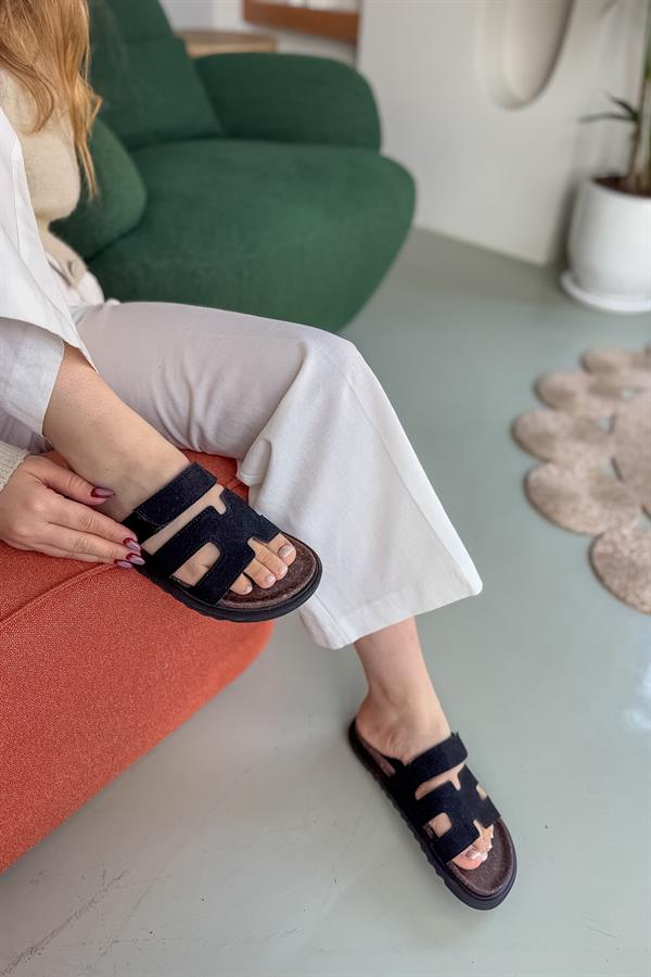 Arthur Siyah Cırt Detaylı Kadın Terlik