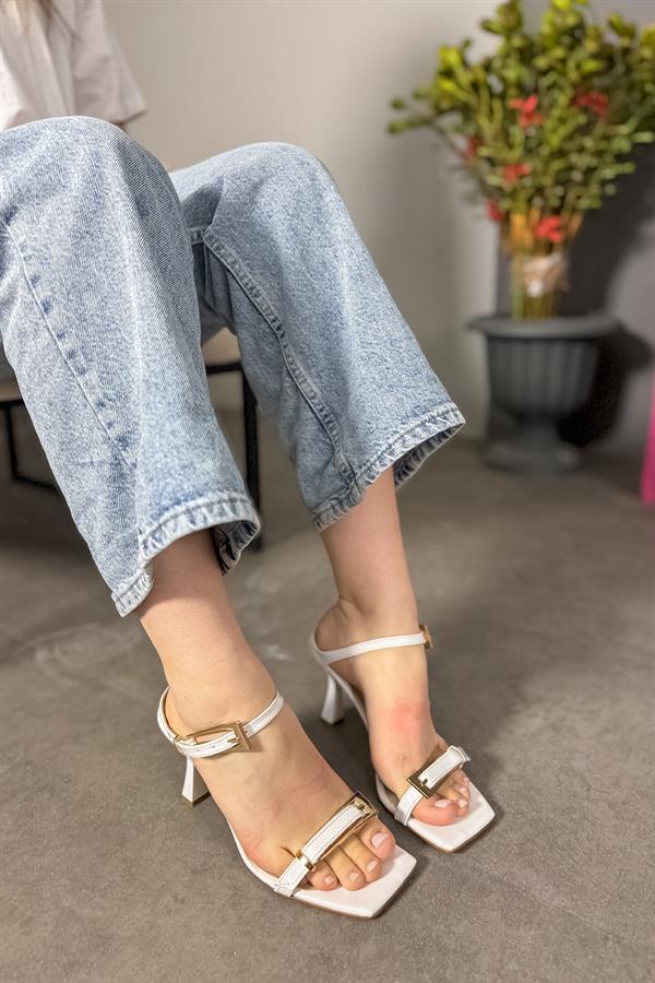 Blaz Beyaz Rugan Çift Tokalı Kadın Topuklu Ayakkabı