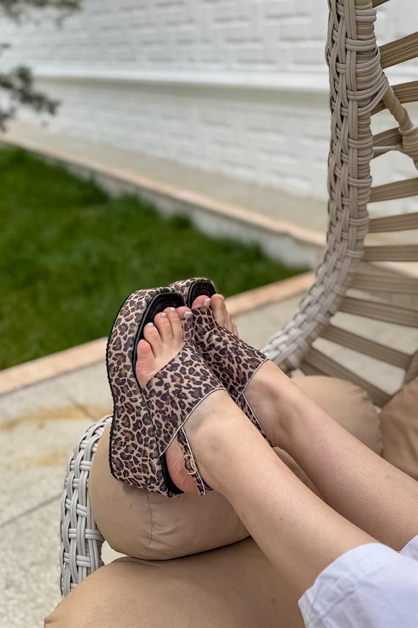 Esar Leopar Parmak Arası Gold Toka Detaylı Kadın Sandalet