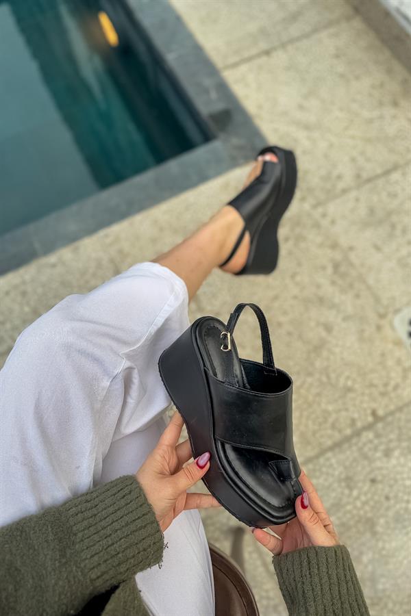 Esar Siyah Parmak Arası Gold Toka Detaylı Kadın Sandalet