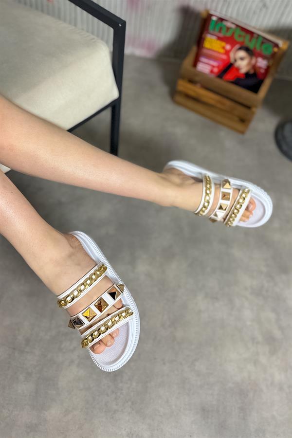 Fera Beyaz Üç Bantlı Zincir Detaylı Kadın Terlik