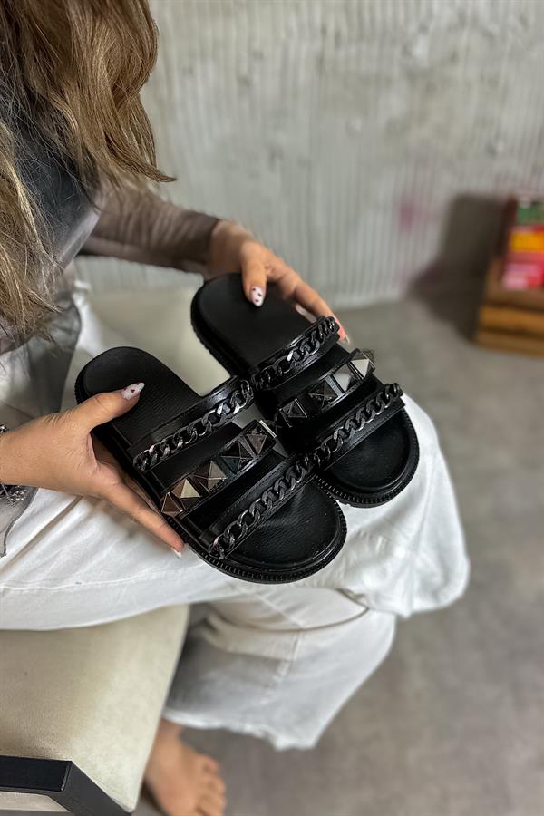 Fera Siyah Üç Bantlı Zincir Detaylı Kadın Terlik