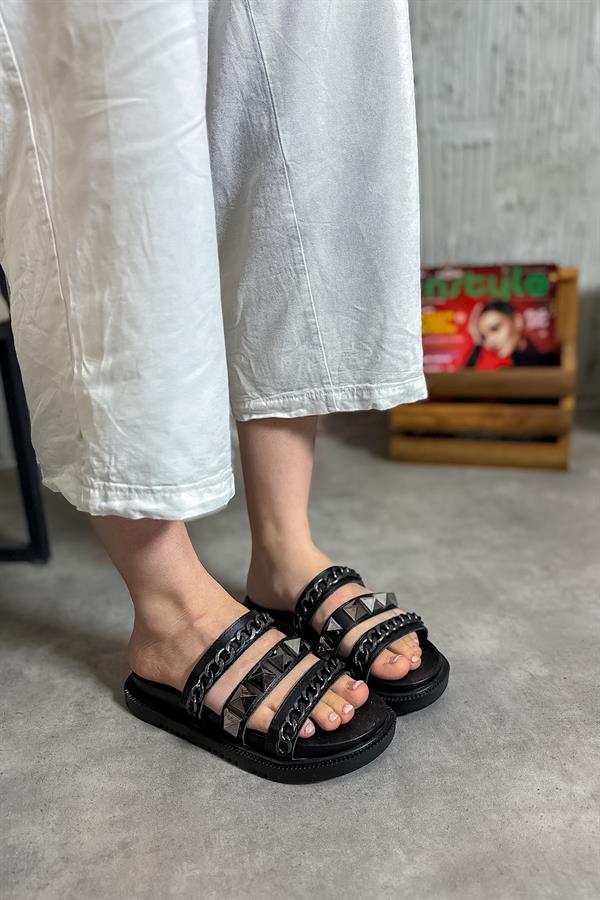 Fera Siyah Üç Bantlı Zincir Detaylı Kadın Terlik