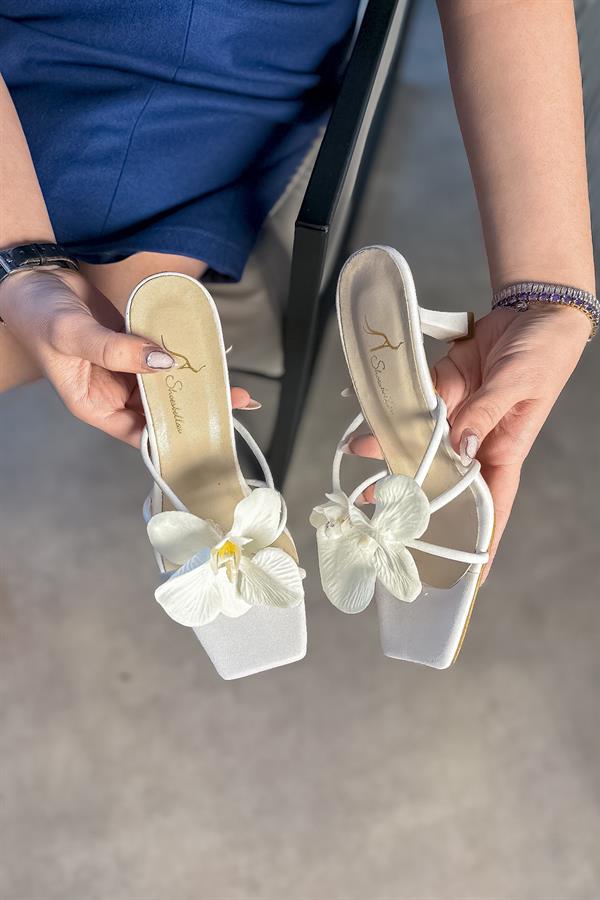 Flaw Beyaz Çiçek Detaylı Kadın Terlik