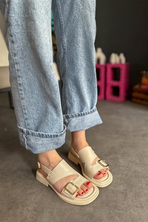 Goldiee Bej Çift Kemer Detaylı Kadın Sandalet