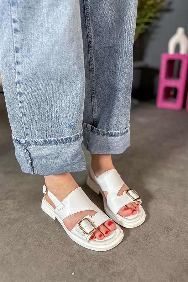 Goldiee Beyaz Çift Kemer Detaylı Kadın Sandalet